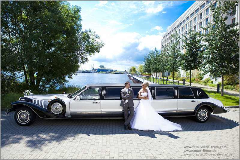 Limousine mieten in Münster, Rheine, Dortmund und deutschlandweit. Limousinenservice aus Niedersachsen. Brautpaar neben unserer Excalibur Limousine von Super Limos