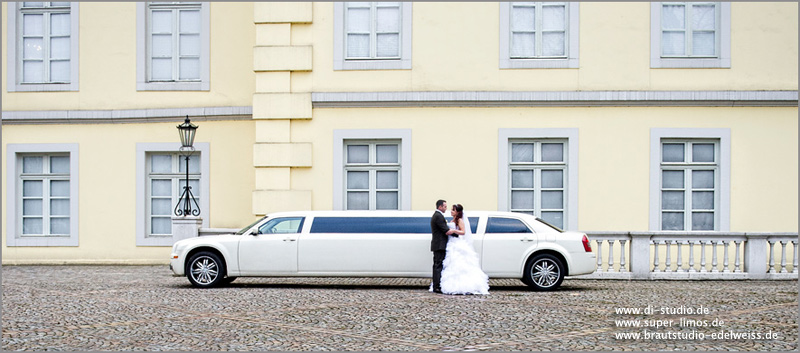 Limousinenservice aus Niedersachsen. Limousine mieten in Münster, Rheine, Dortmund und in anderen Regionen Deutschlands. Brautpaar neben unserer Chrysler Limousine von Super Limos. Limousinenservice Dortmund, Münster, Rheine.