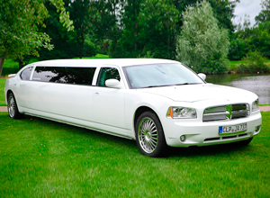 Dodge Charger Limousine mieten zur Hochzeit, Party. Weiße Dodge Limousine steht zur Vermietung bereit.