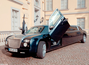 Mieten Sie unsere schöne blau- silberne Phantom Hochzeitslimousine zu Ihrer Hochzeit, Silberhochzeit. Hochzeitsauto Vermietung.