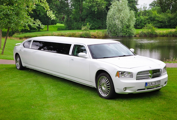 Dodge Charger Limousine mieten zur Hochzeit in weiß