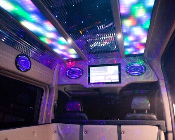 Discofeeling auf kleiner Tanzfläche im Limobus, Partybus. So viel Raum bietet unser Limobus mit seinem klimatisierten Fahrgastraum. Edle Sitzbänke und schöne Lichtereffekte und sogar eine Mini-Tanzfläche sind...