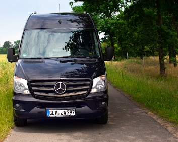 Partybus in schwarz mieten in Ostfriesland und Oldenburger Münsterland Exklusiver super moderner Partybus in schwarz für 7 Fahrgäste in Region Ostfriesland, Oldenburger Münsterland und ganz Niedersachsen