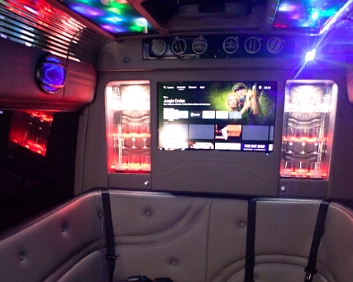 Partybus mieten vom Serviceanbieter Super Limos, Landkreis Cloppenburg. Bis zu 7 Personen können locker in dem Partyraum unseres Partybusses mitfahren und feiern. www.super-limo.de Limousinenservice, Landkreis Cloppenburg