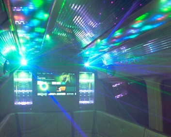 Für kleine Party mit bis zu 7 Personen. Partybus mieten. Schaut selbst, wie gemütlich dieser Partyraum ist. Für kleine Party mit bis zu 7 Personen ist er bestens geeignet.